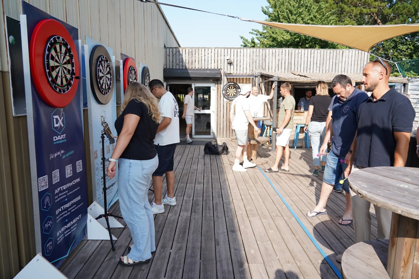 Vue large d'une animation Dart Xperience avec plusieurs participants