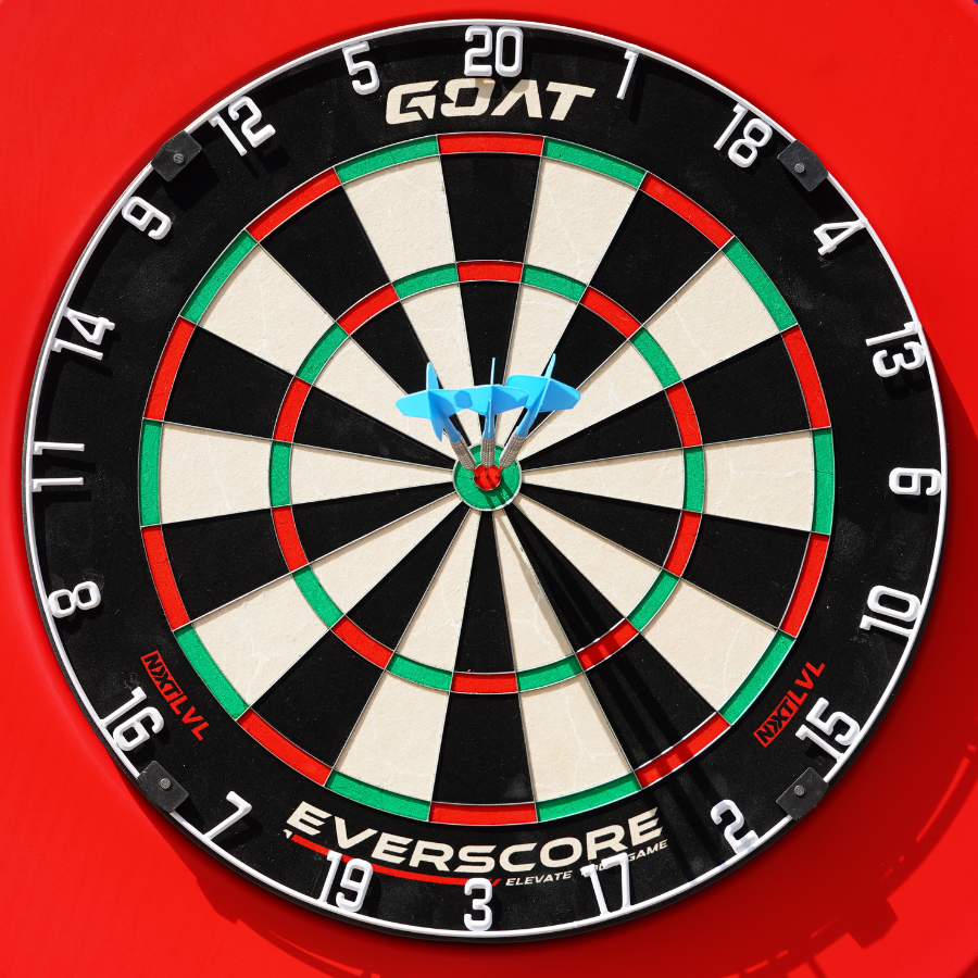 Gros plan sur une cible Dart Xperience et une fléchette